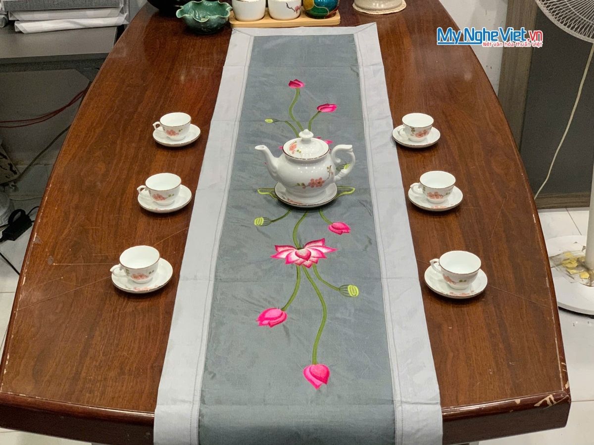 Bộ quà tặng hộp sơn mài hoa mai và bộ khăn trải bàn màu xám thêu sen CBMNV-KLTB11.5