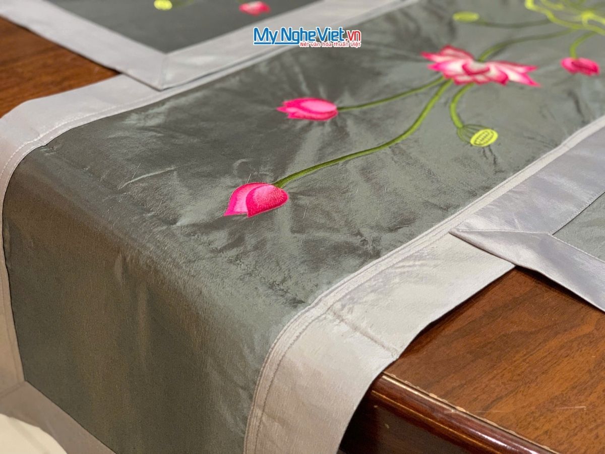 Bộ quà tặng hộp sơn mài hoa mai và bộ khăn trải bàn màu xám thêu sen CBMNV-KLTB11.5