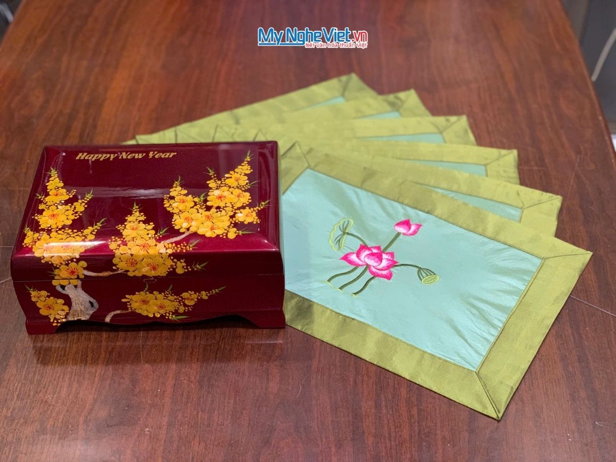 Bộ quà tặng hộp sơn mài hoa mai và bộ khăn trải bàn xanh lá thêu sen CBMNV-KLTB11.4