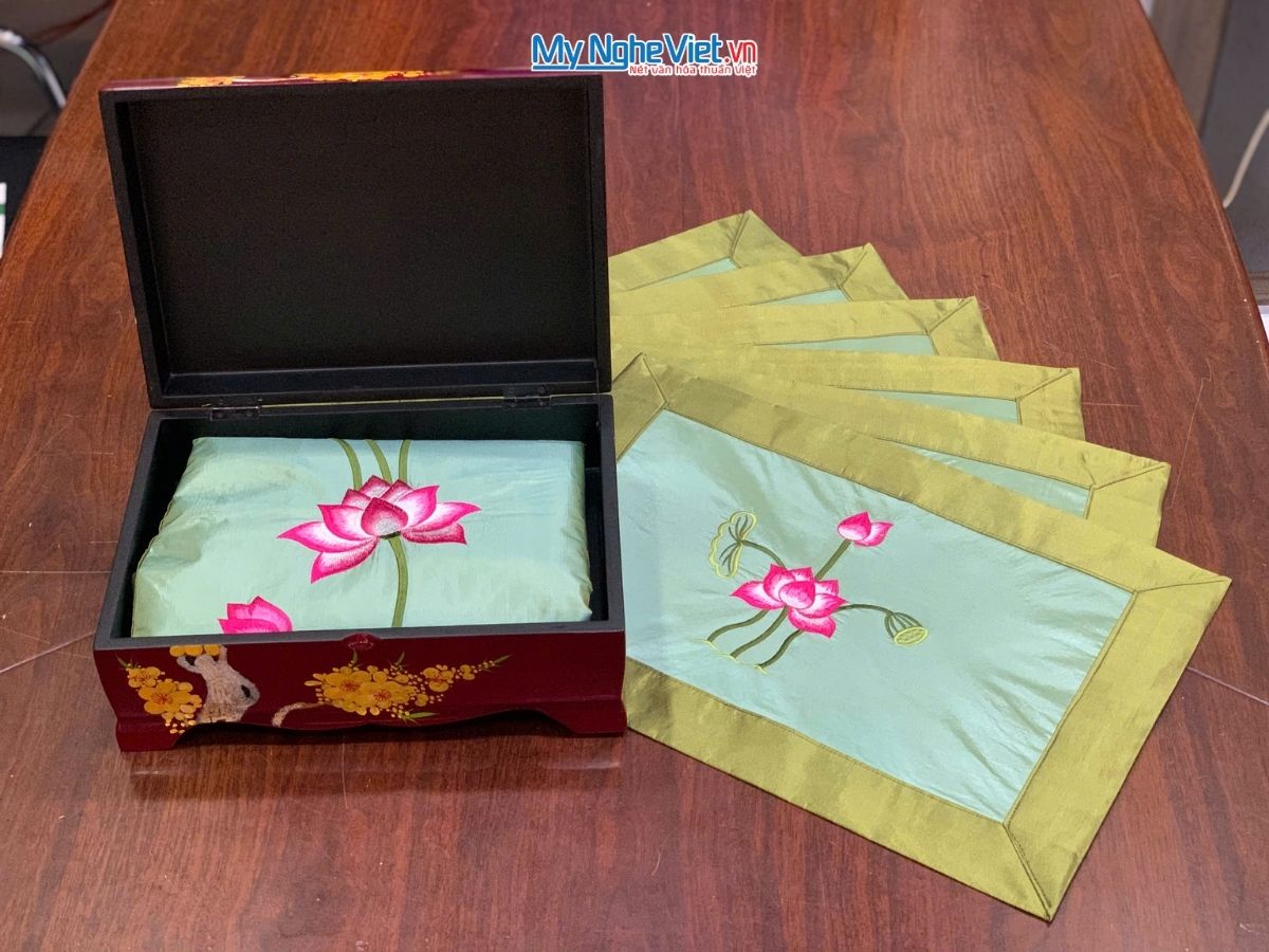 Bộ quà tặng hộp sơn mài hoa mai và bộ khăn trải bàn xanh lá thêu sen CBMNV-KLTB11.4