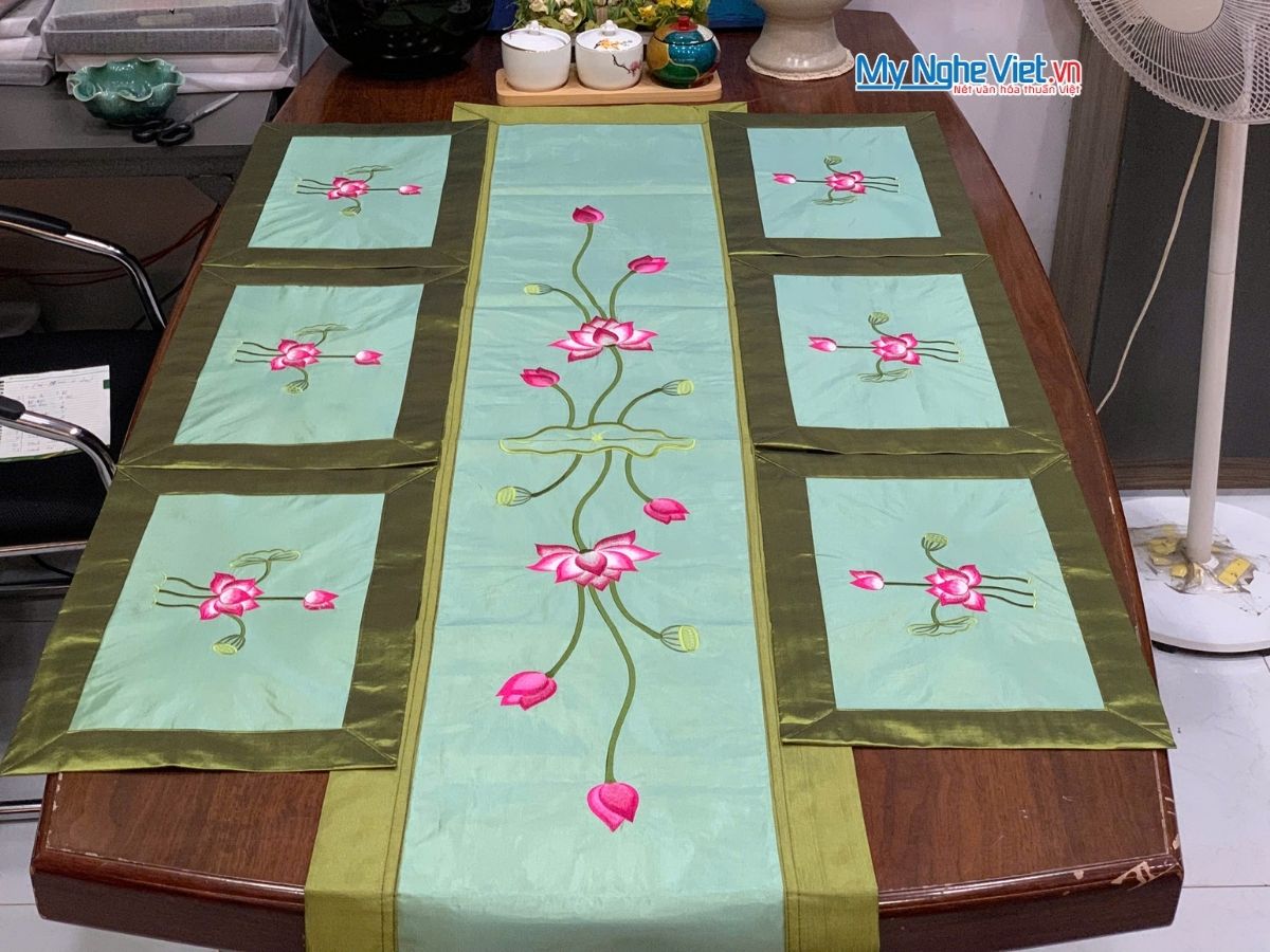 Bộ quà tặng hộp sơn mài hoa mai và bộ khăn trải bàn xanh lá thêu sen CBMNV-KLTB11.4