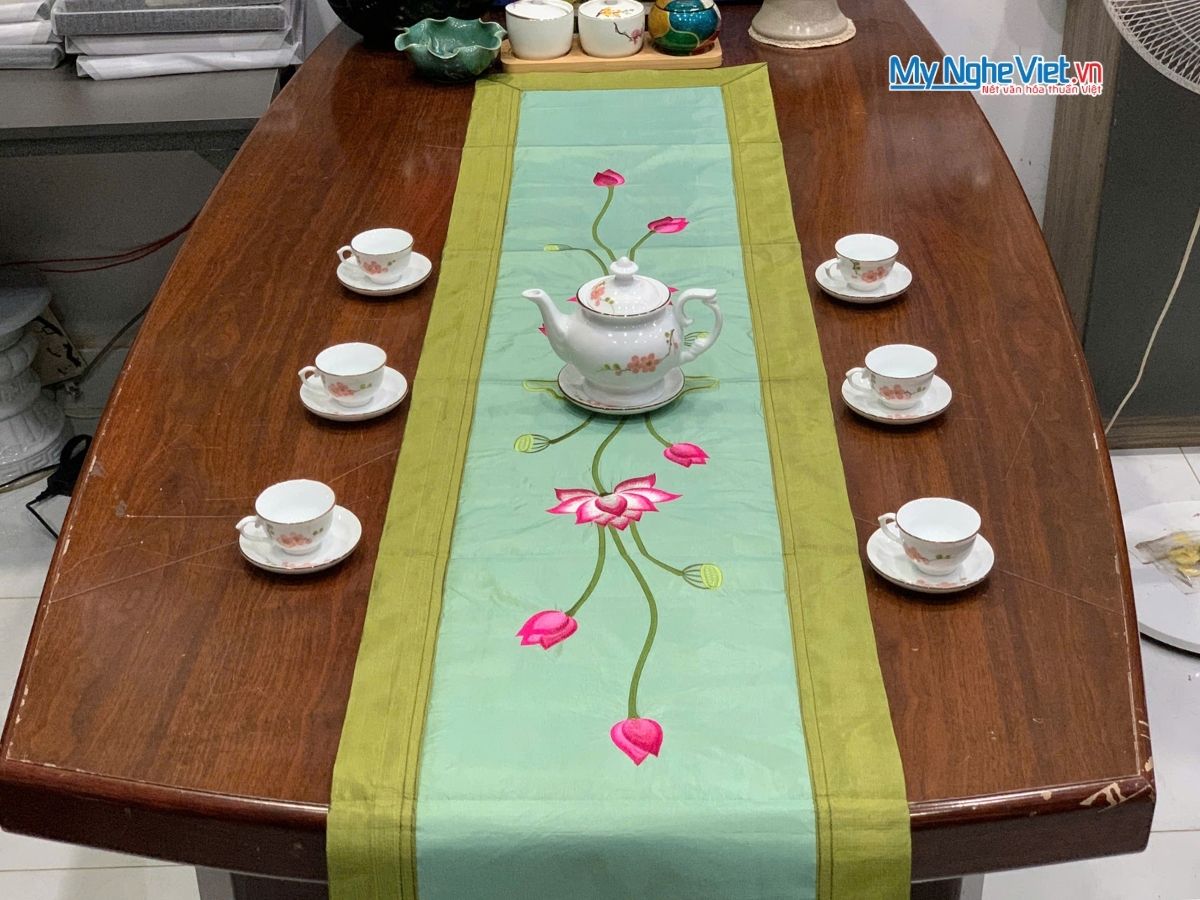 Bộ quà tặng hộp sơn mài hoa mai và bộ khăn trải bàn xanh lá thêu sen CBMNV-KLTB11.4
