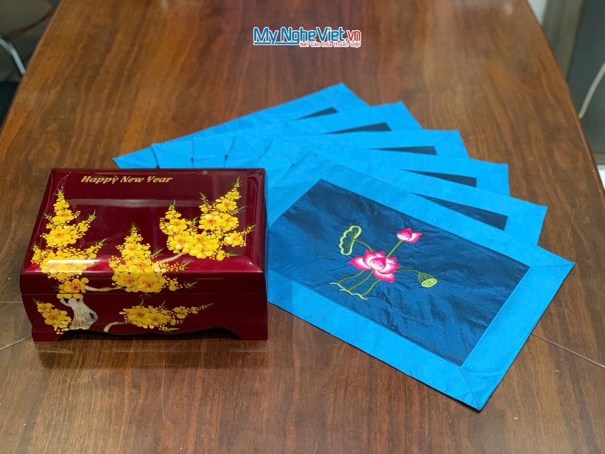 Bộ quà tặng hộp sơn mài hoa mai và bộ khăn trải bàn xanh đậm thêu sen CBMNV-KLTB11.3