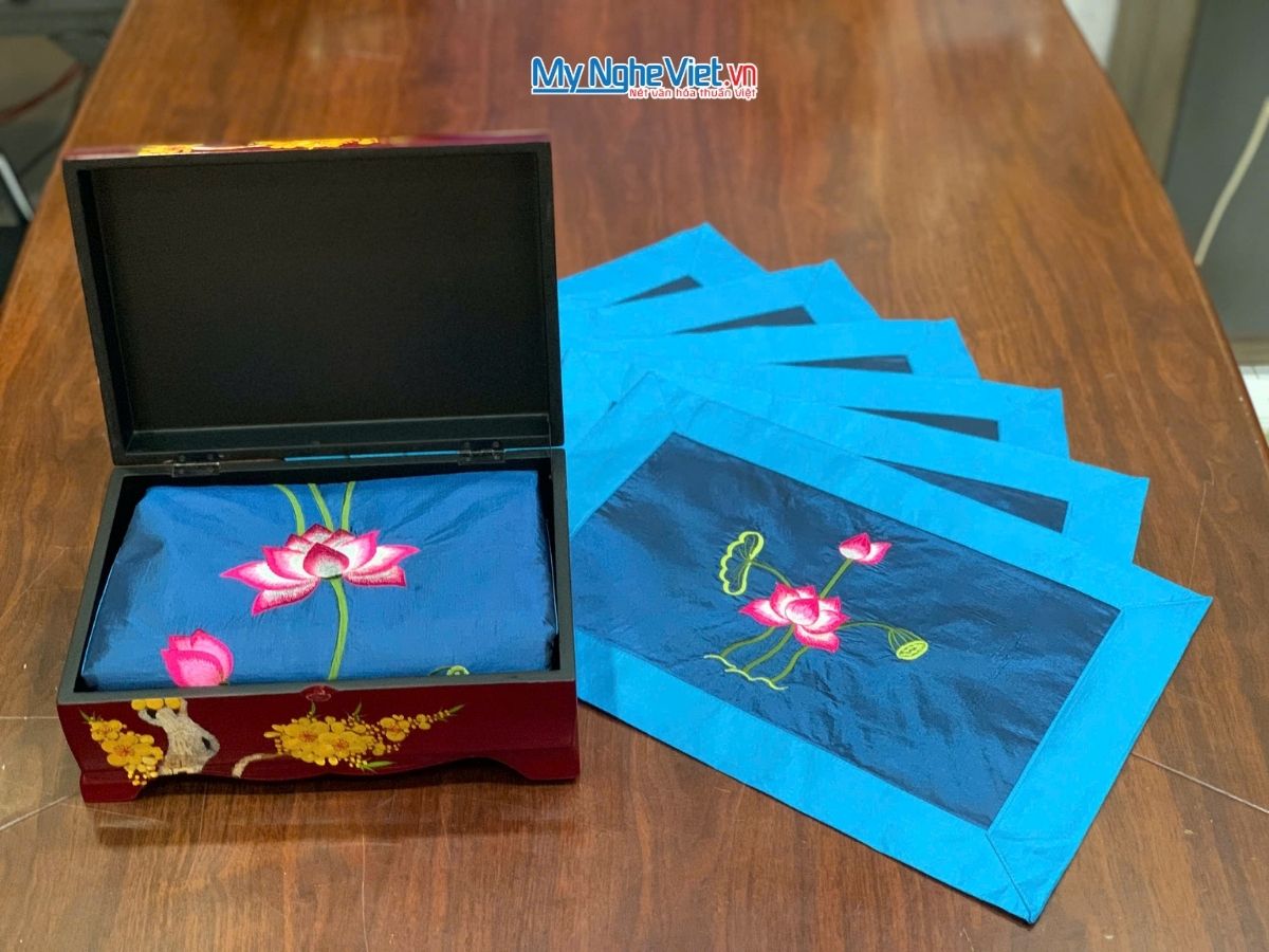 Bộ quà tặng hộp sơn mài hoa mai và bộ khăn trải bàn xanh đậm thêu sen CBMNV-KLTB11.3