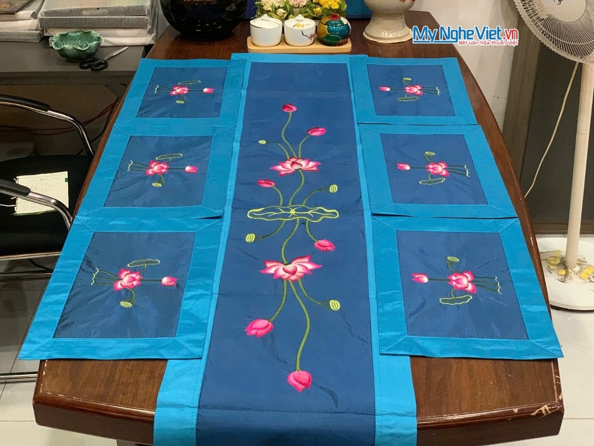 Bộ quà tặng hộp sơn mài hoa mai và bộ khăn trải bàn xanh đậm thêu sen CBMNV-KLTB11.3