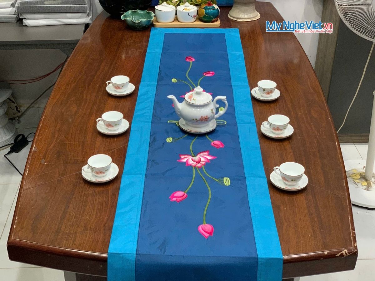 Bộ quà tặng hộp sơn mài hoa mai và bộ khăn trải bàn xanh đậm thêu sen CBMNV-KLTB11.3