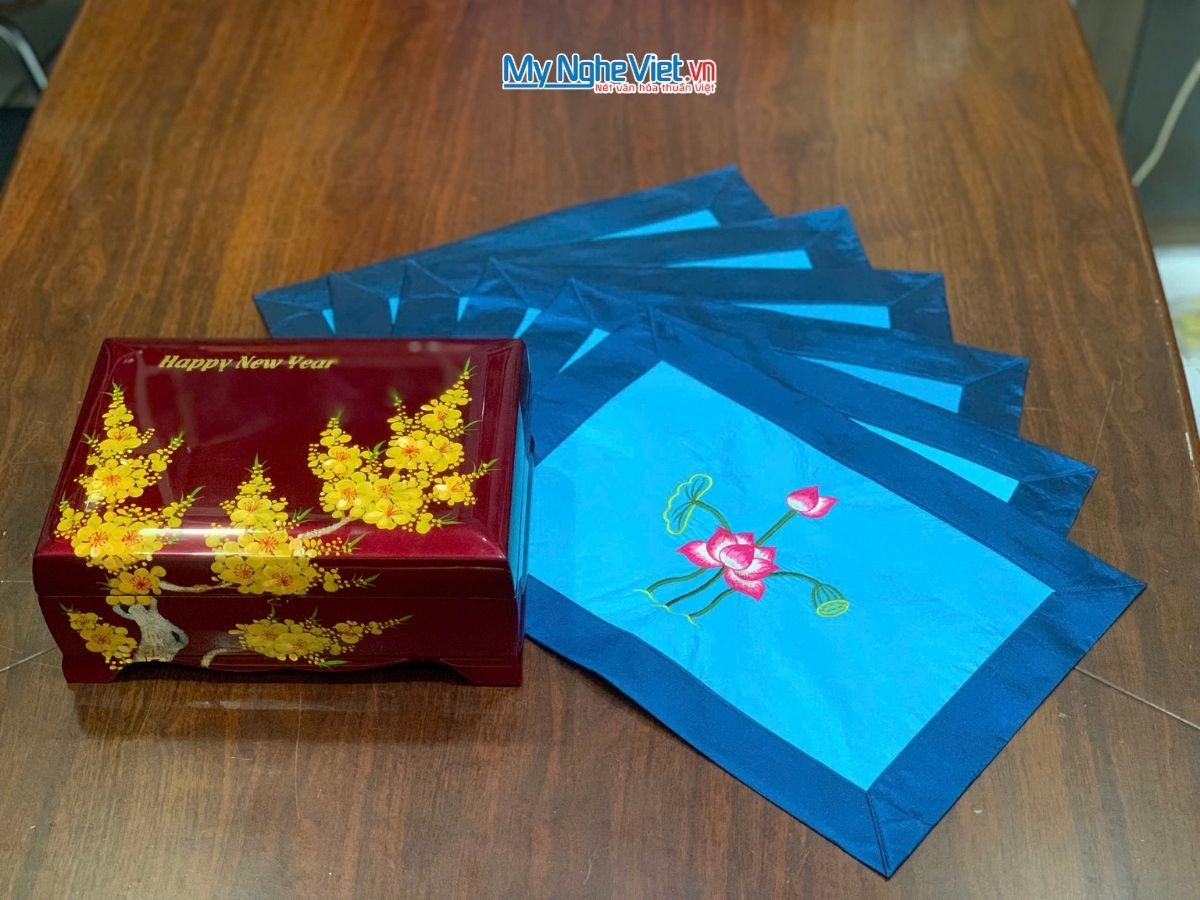 Bộ quà tặng hộp sơn mài hoa mai và bộ khăn trải bàn xanh nhạt thêu sen CBMNV-KLTB11.2