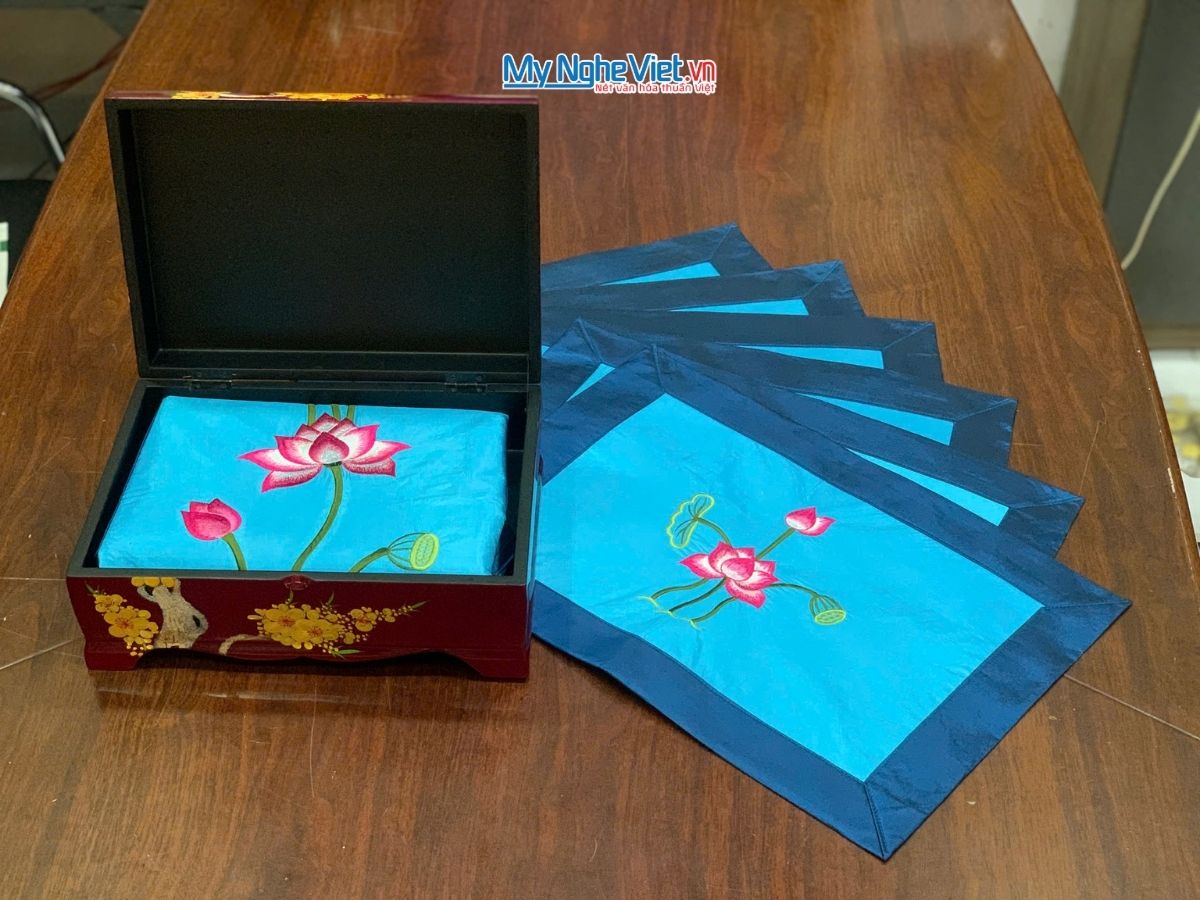 Bộ quà tặng hộp sơn mài hoa mai và bộ khăn trải bàn xanh nhạt thêu sen CBMNV-KLTB11.2