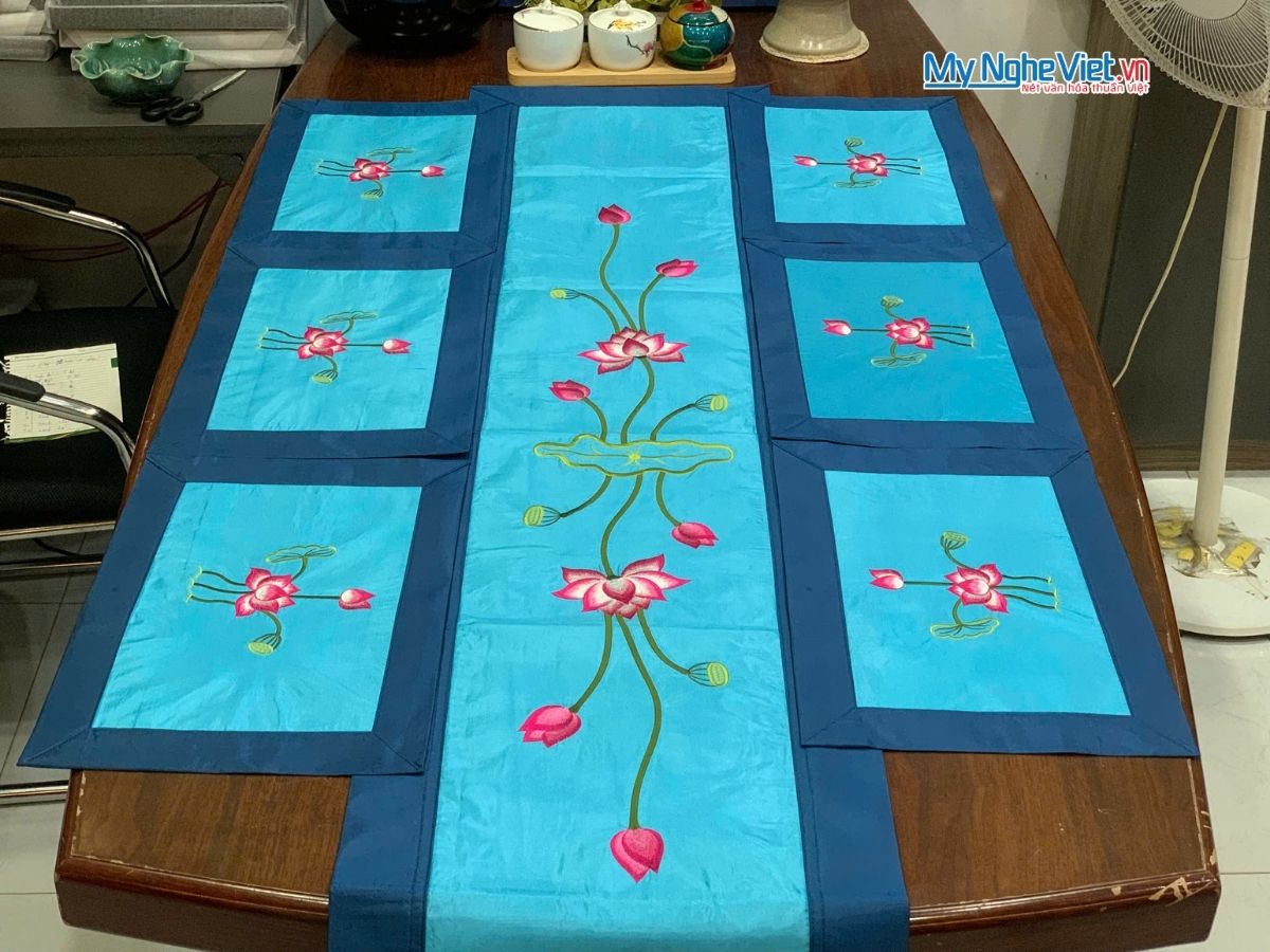 Bộ quà tặng hộp sơn mài hoa mai và bộ khăn trải bàn xanh nhạt thêu sen CBMNV-KLTB11.2