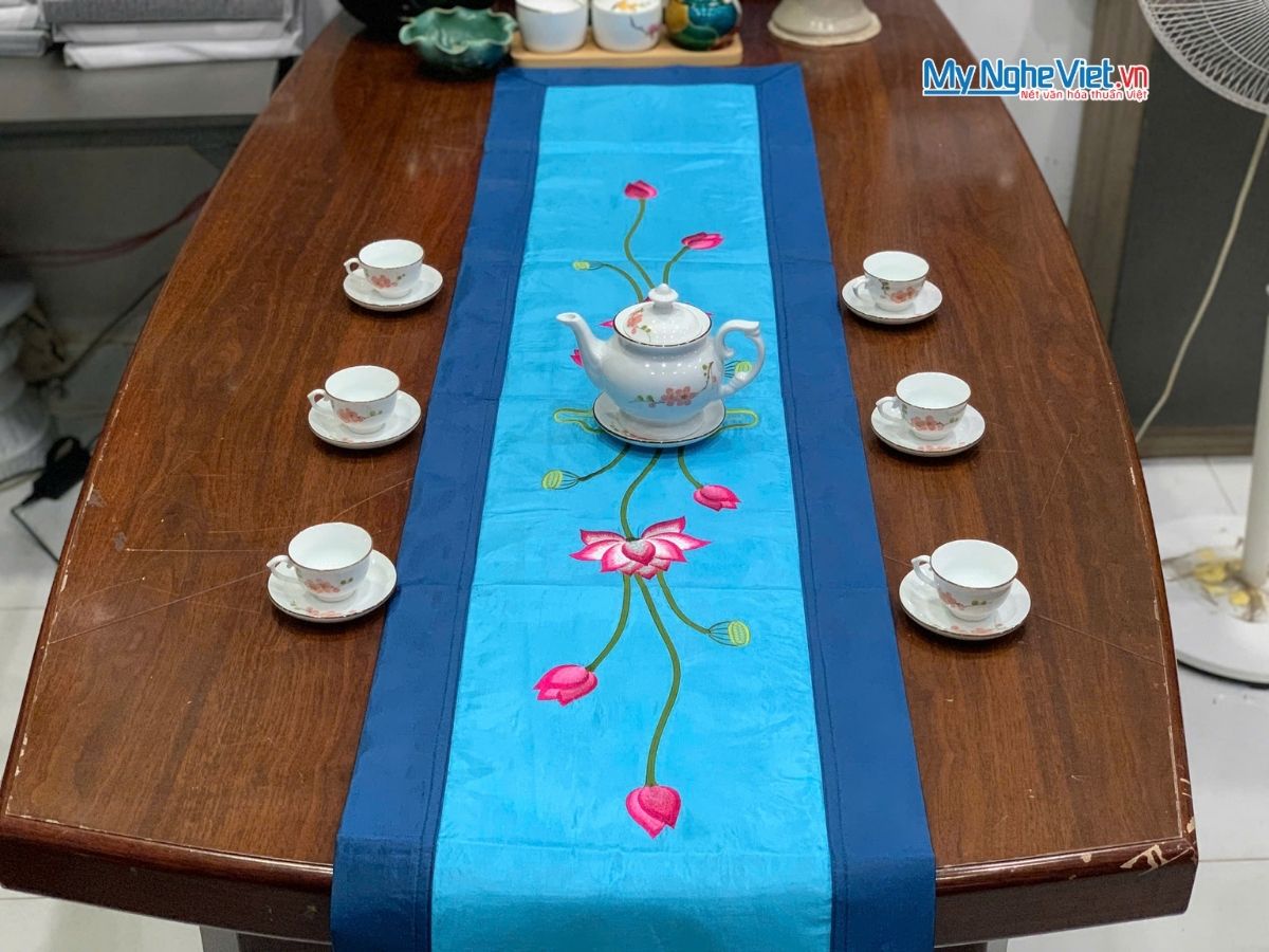 Bộ quà tặng hộp sơn mài hoa mai và bộ khăn trải bàn xanh nhạt thêu sen CBMNV-KLTB11.2