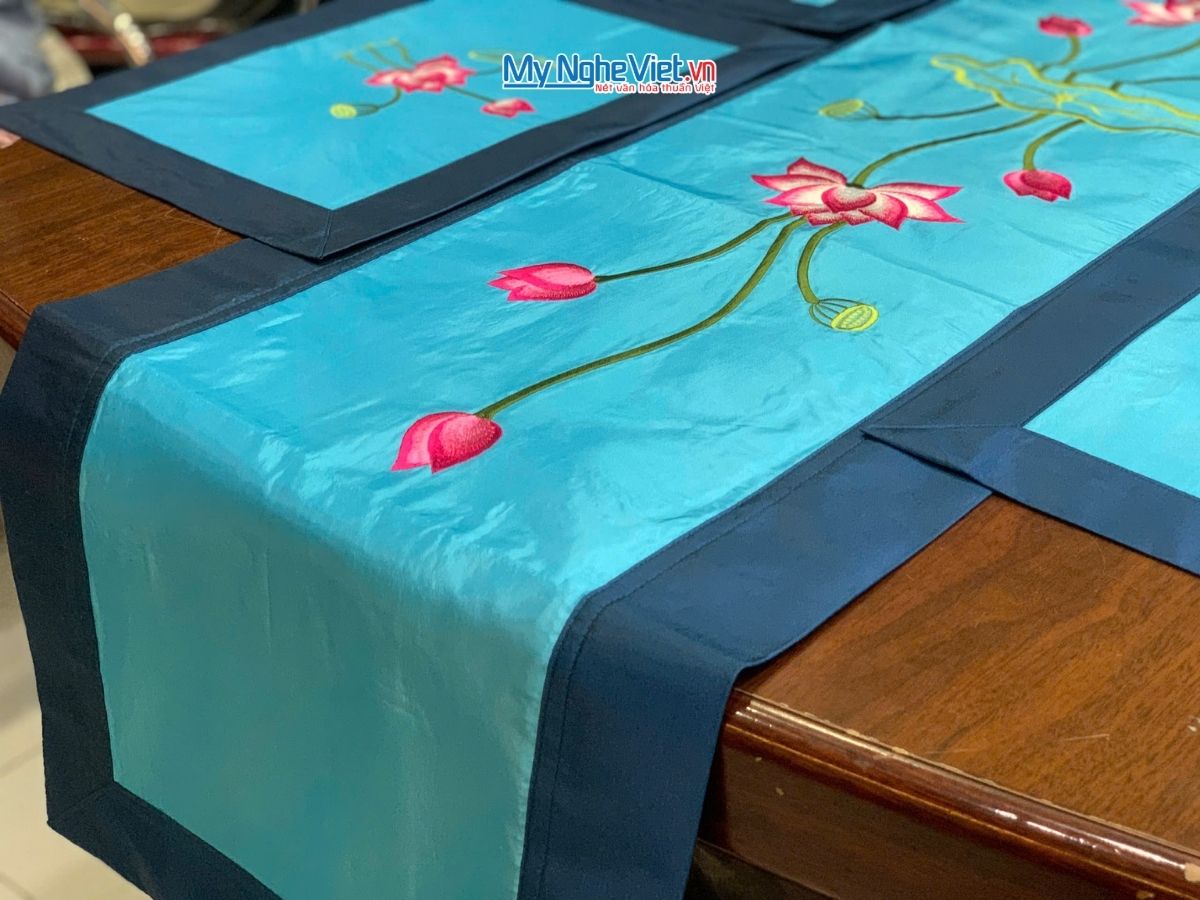 Bộ quà tặng hộp sơn mài hoa mai và bộ khăn trải bàn xanh nhạt thêu sen CBMNV-KLTB11.2
