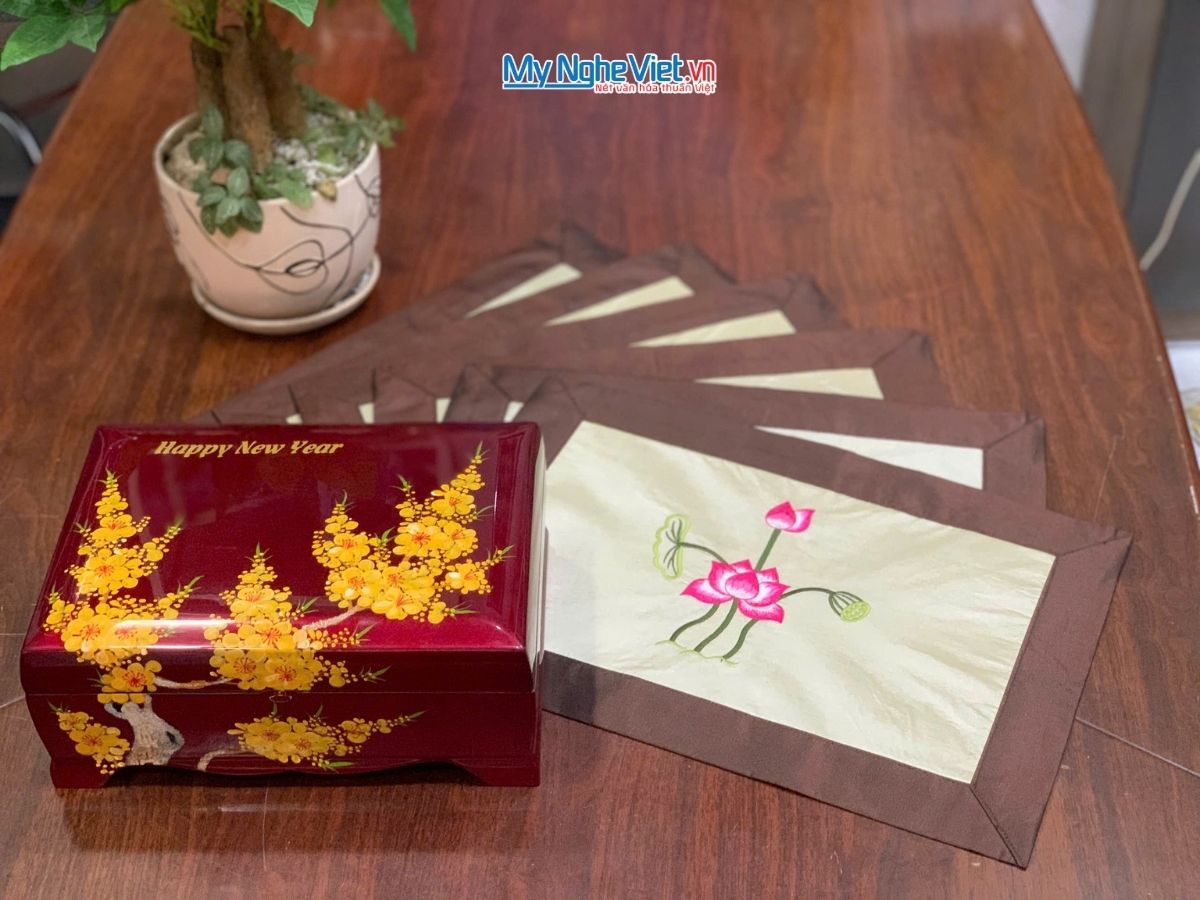 Bộ quà tặng hộp sơn mài hoa mai và bộ khăn trải bàn màu kem thêu sen CBMNV-KLTB11.1