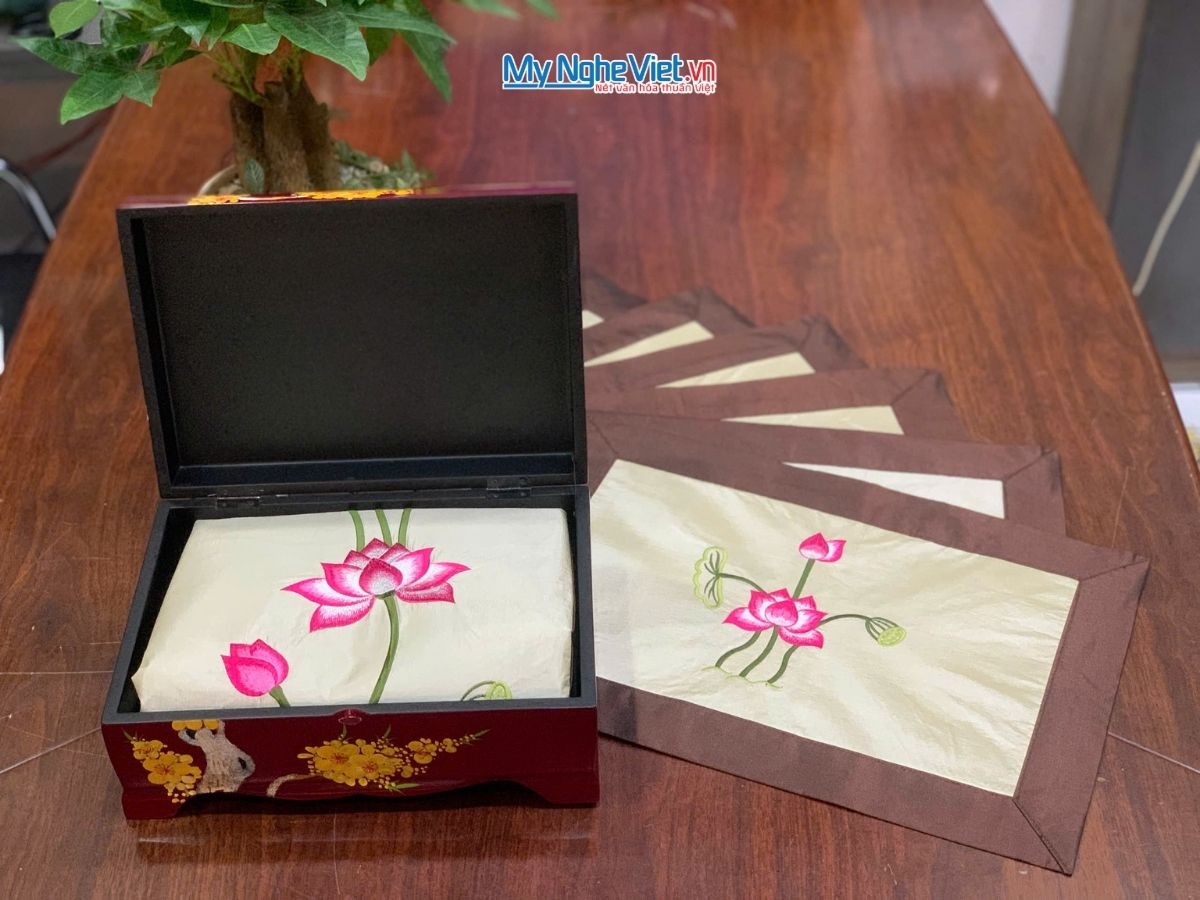 Bộ quà tặng hộp sơn mài hoa mai và bộ khăn trải bàn màu kem thêu sen CBMNV-KLTB11.1