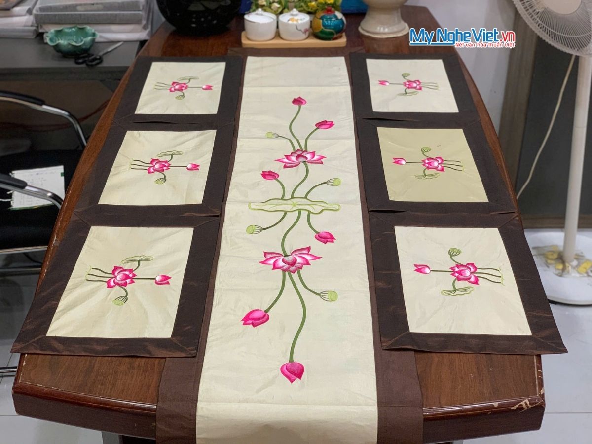 Bộ quà tặng hộp sơn mài hoa mai và bộ khăn trải bàn màu kem thêu sen CBMNV-KLTB11.1