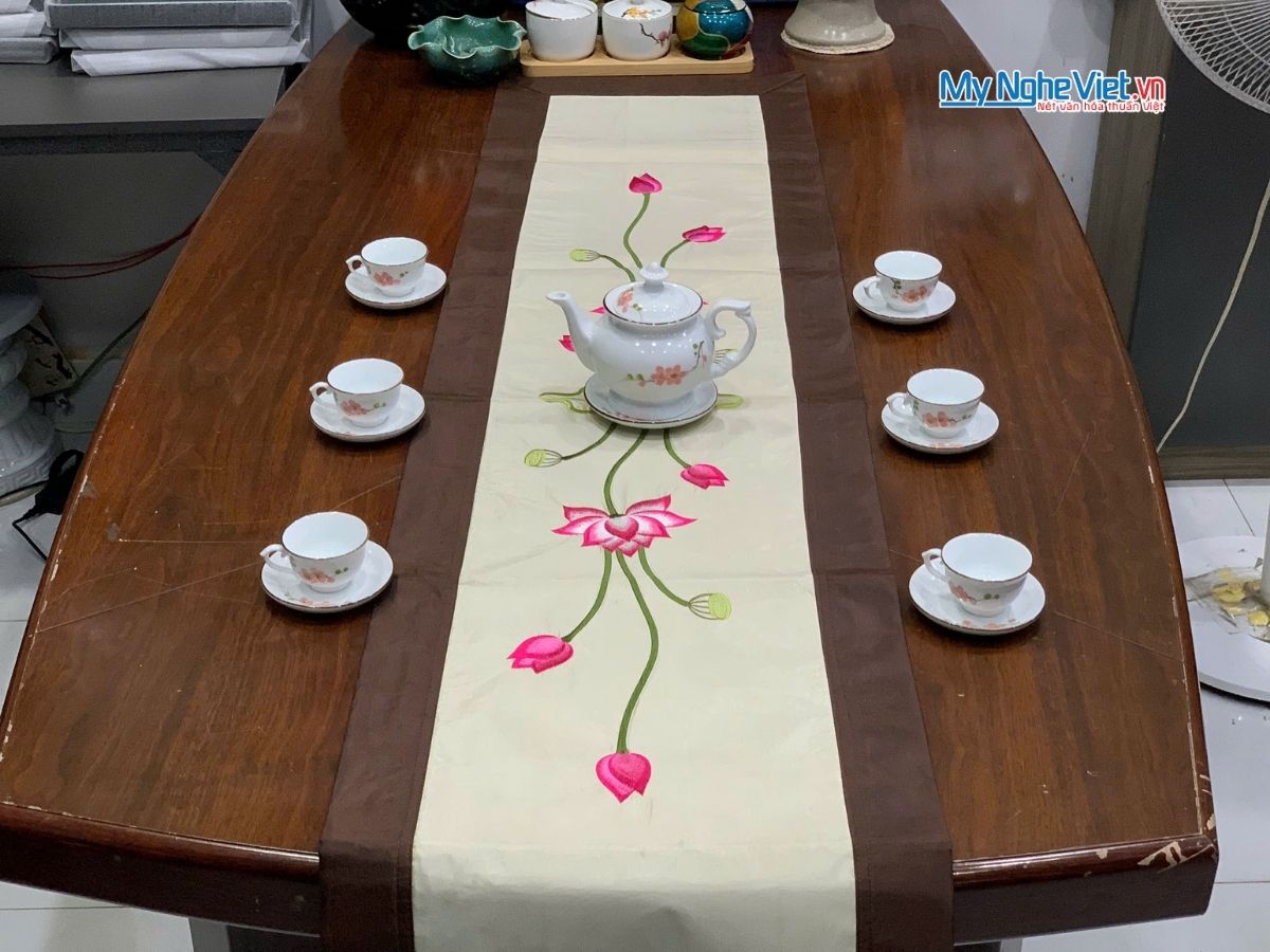 Bộ quà tặng hộp sơn mài hoa mai và bộ khăn trải bàn màu kem thêu sen CBMNV-KLTB11.1