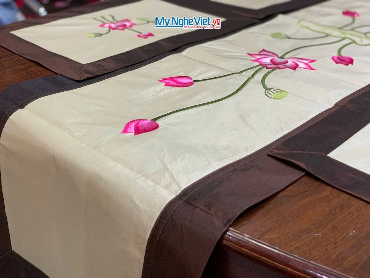 Bộ quà tặng hộp sơn mài hoa mai và bộ khăn trải bàn màu kem thêu sen CBMNV-KLTB11.1