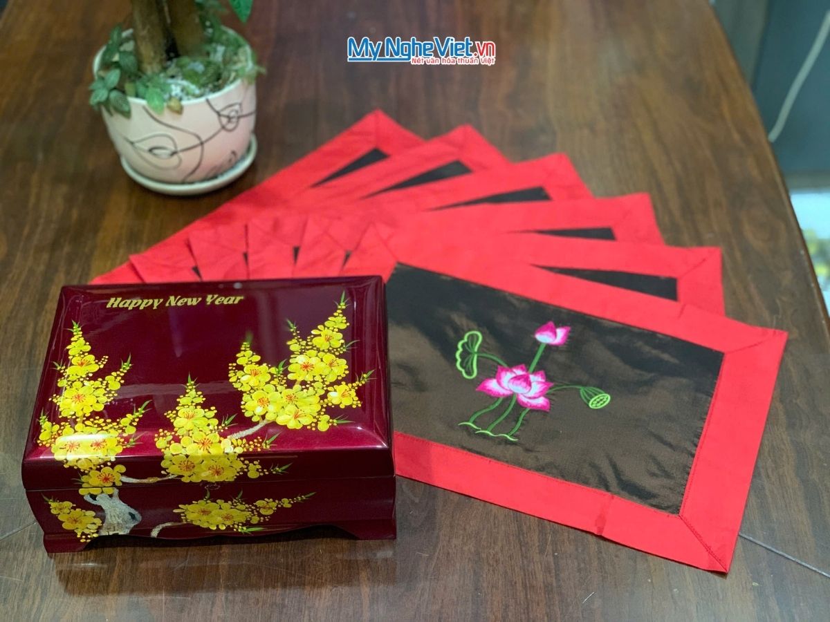 Bộ quà tặng hộp sơn mài hoa mai và bộ khăn trải bàn màu đỏ thêu sen CBMNV-KLTB11