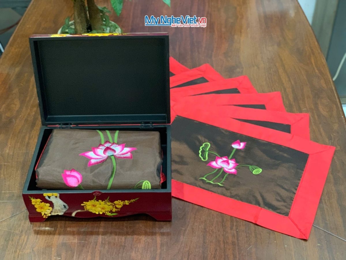Bộ quà tặng hộp sơn mài hoa mai và bộ khăn trải bàn màu đỏ thêu sen CBMNV-KLTB11