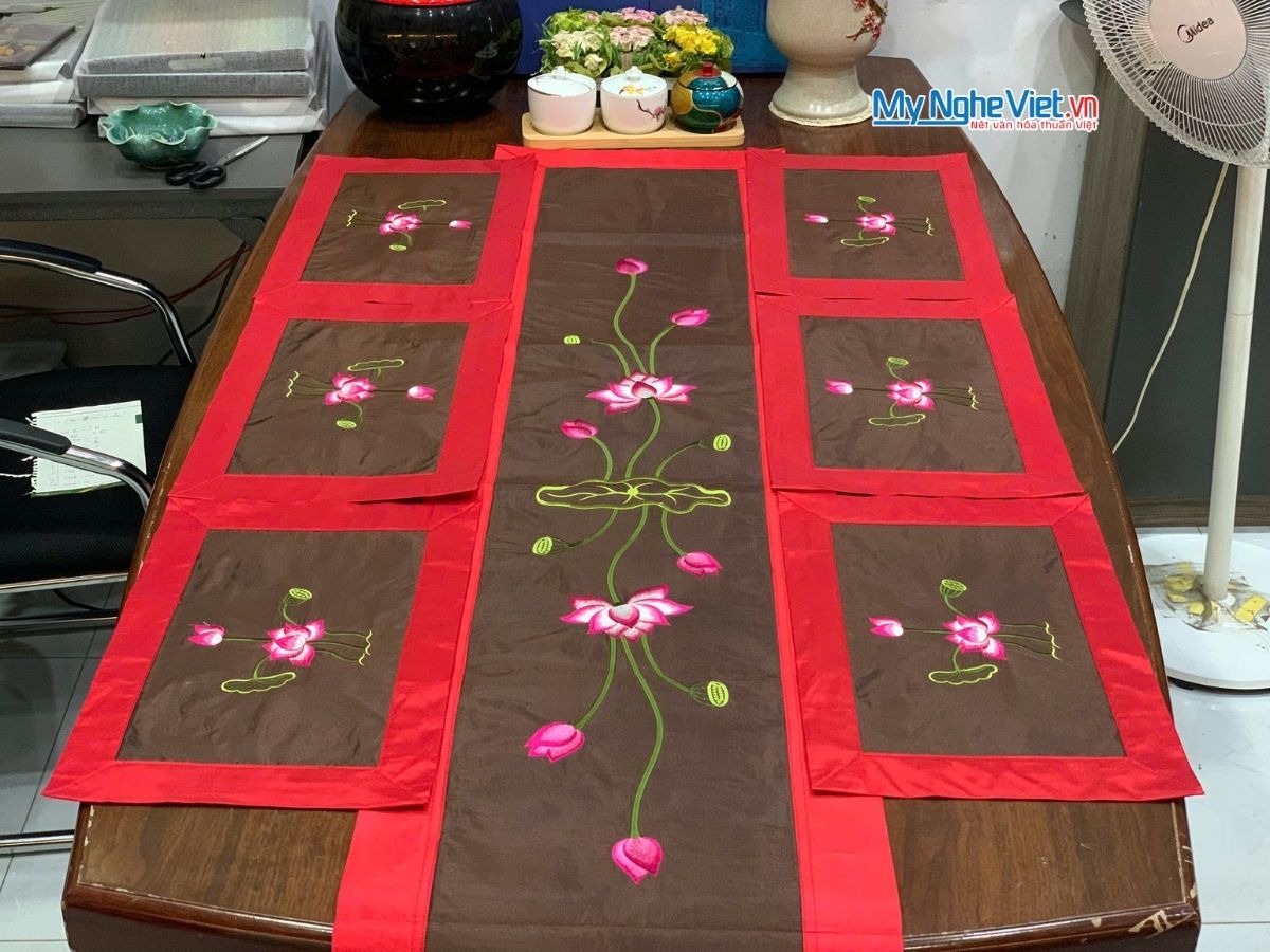 Bộ quà tặng hộp sơn mài hoa mai và bộ khăn trải bàn màu đỏ thêu sen CBMNV-KLTB11