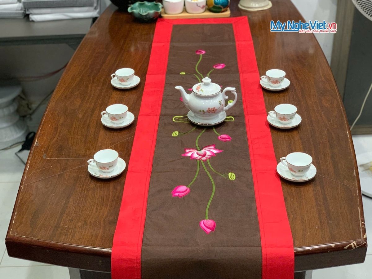 Bộ quà tặng hộp sơn mài hoa mai và bộ khăn trải bàn màu đỏ thêu sen CBMNV-KLTB11