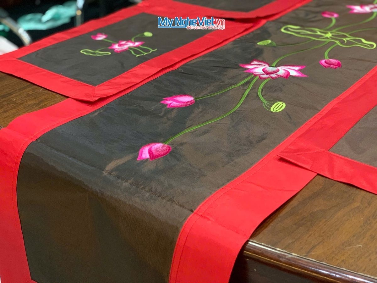 Bộ quà tặng hộp sơn mài hoa mai và bộ khăn trải bàn màu đỏ thêu sen CBMNV-KLTB11