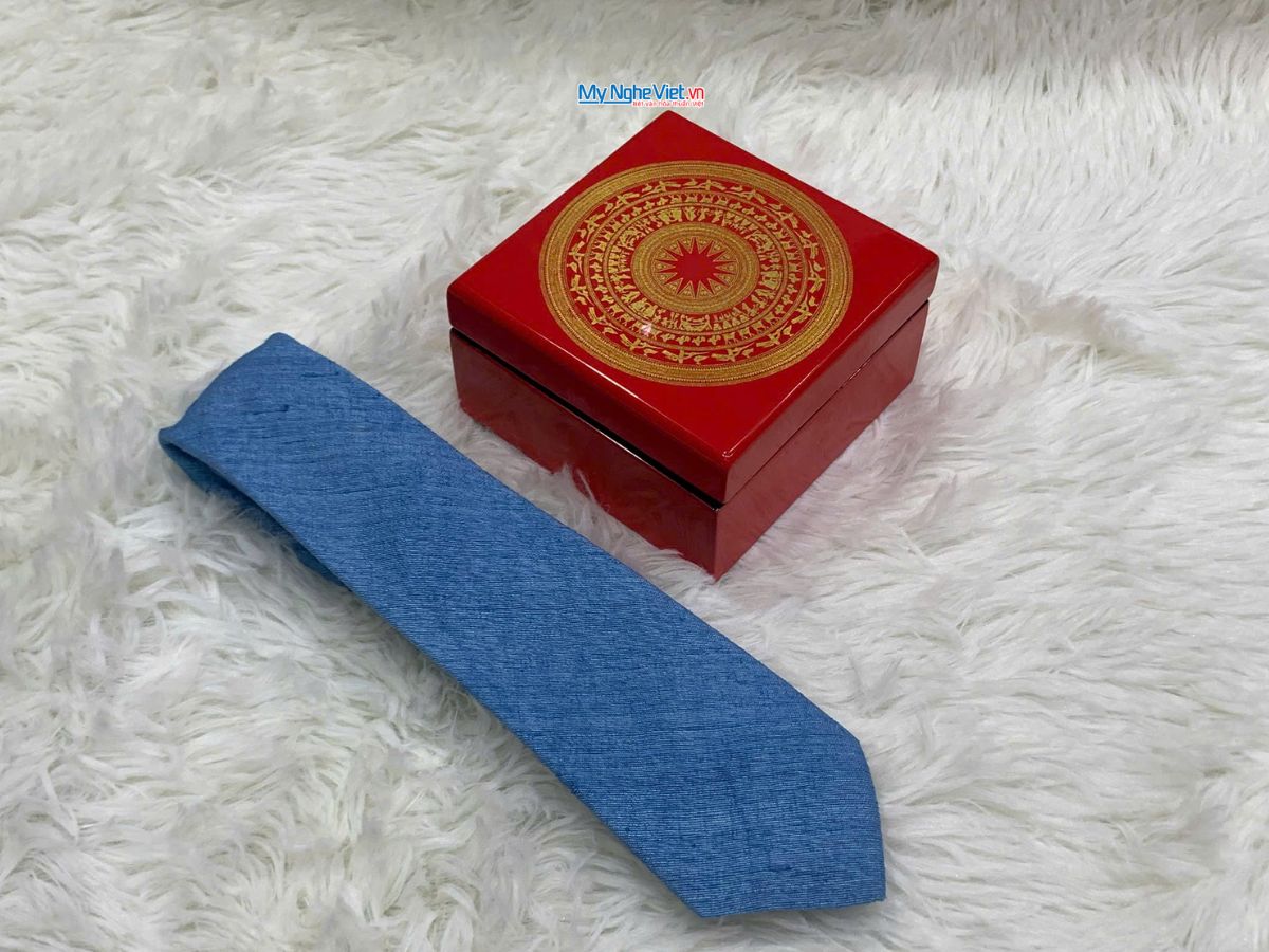 Quà Tặng Hộp Sơn Mài Trống Đồng & Cà Vạt Lụa Đũi Cao Cấp CBMNV-CRVNC1.1