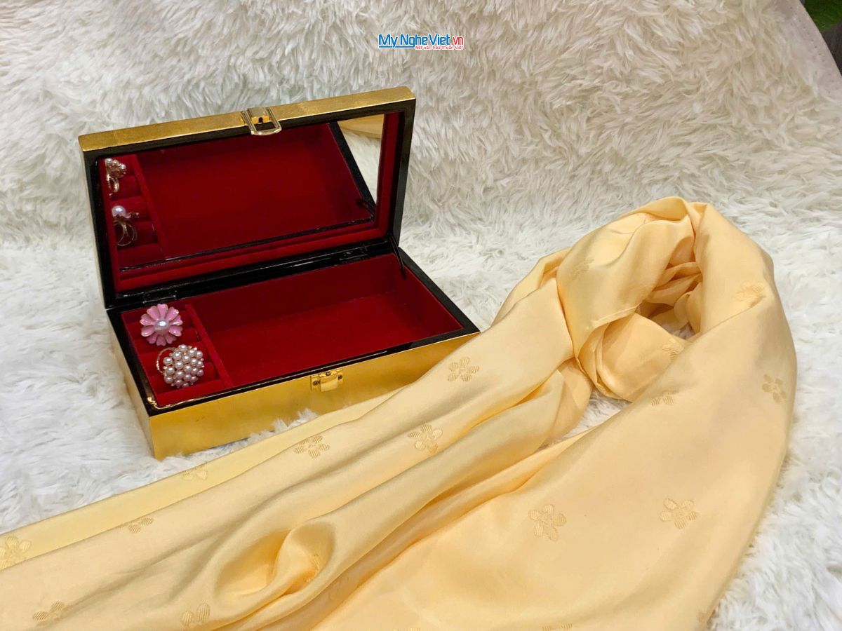 Quà Tặng Hộp Sơn Mài Hoa Sen & Khăn Lụa Hà Đông Cao Cấp CBKLNL89-10
