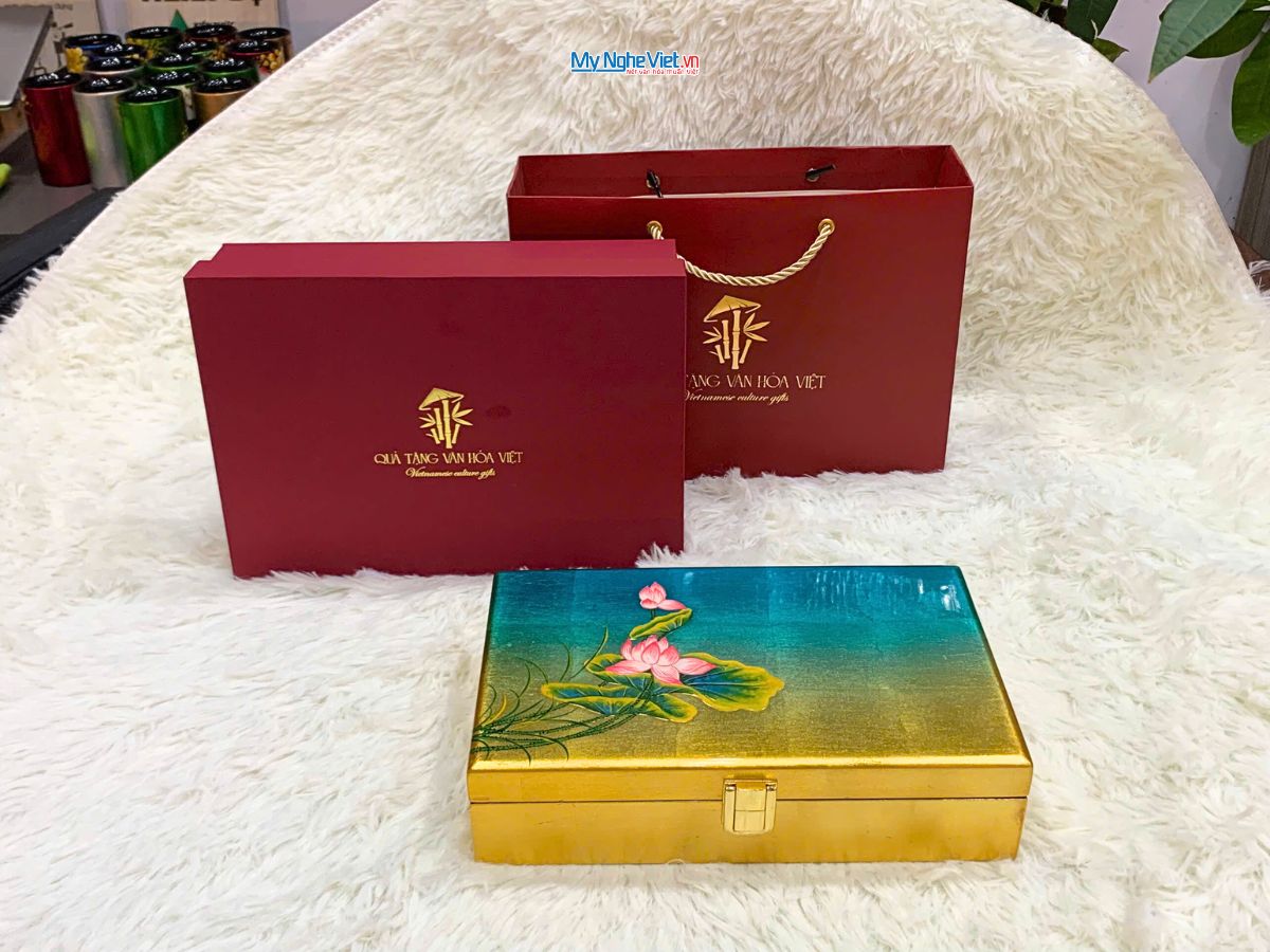 Quà Tặng Hộp Sơn Mài Hoa Sen & Khăn Lụa Hà Đông Cao Cấp CBKLNL89-1