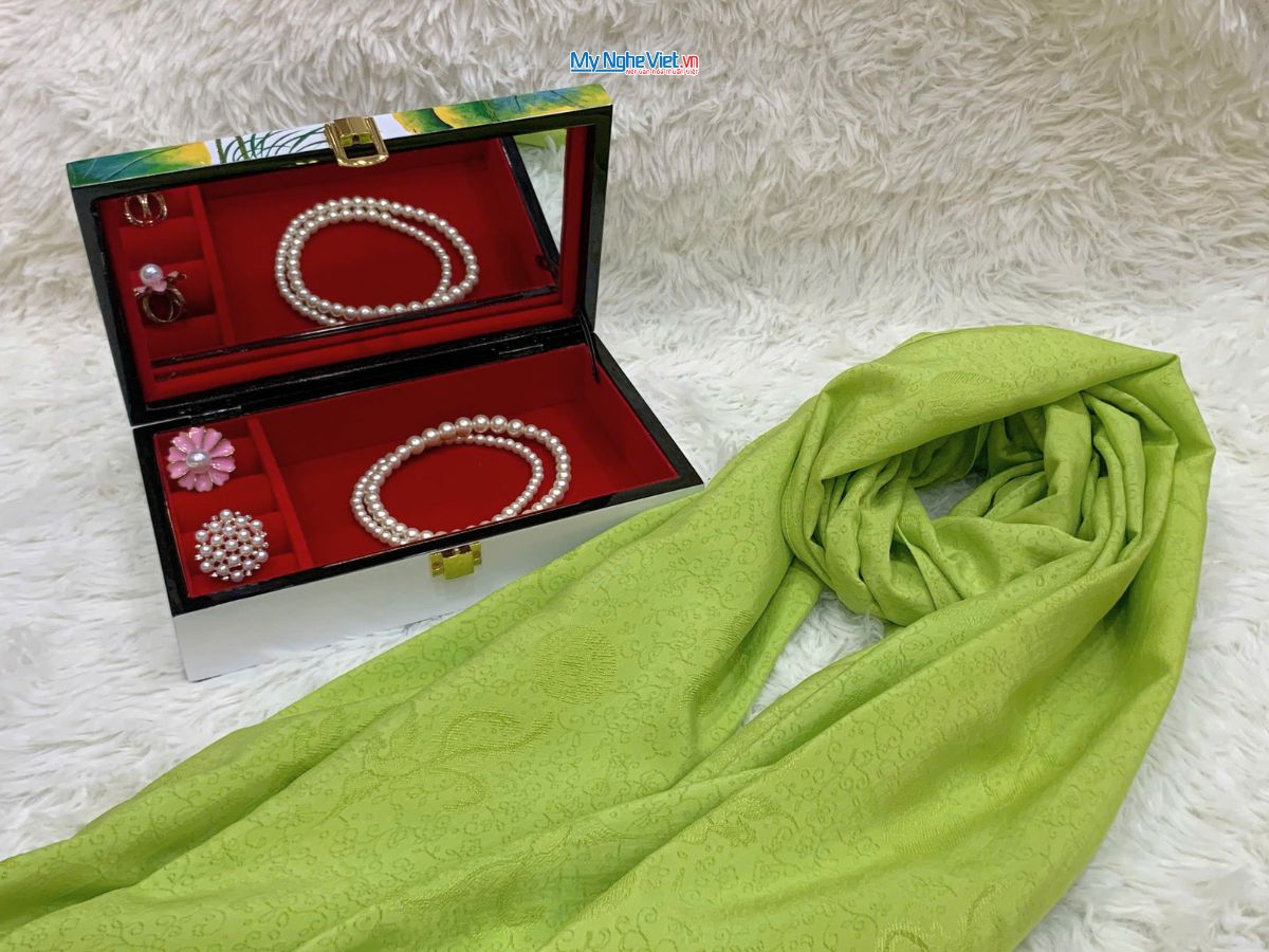 Quà Tặng Hộp Sơn Mài Hoa Sen & Khăn Lụa Hà Đông Cao Cấp CBKLNL89-6