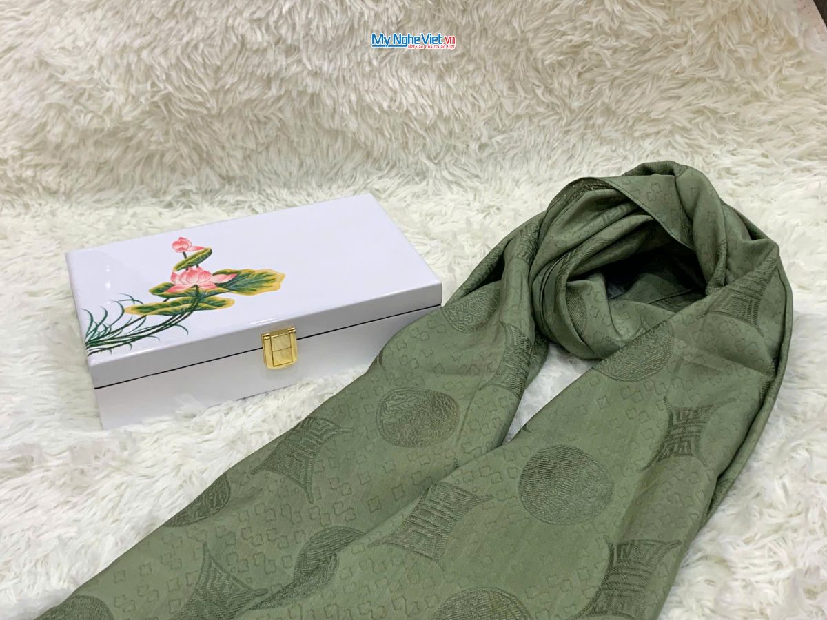 Quà Tặng Hộp Sơn Mài Hoa Sen & Khăn Lụa Hà Đông Cao Cấp CBKLNL89-2