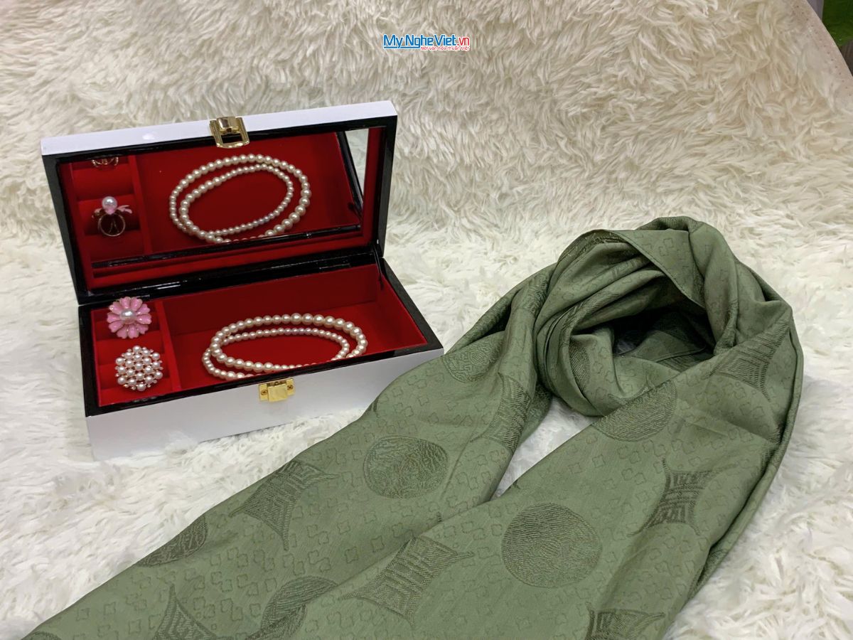 Quà Tặng Hộp Sơn Mài Hoa Sen & Khăn Lụa Hà Đông Cao Cấp CBKLNL89-2