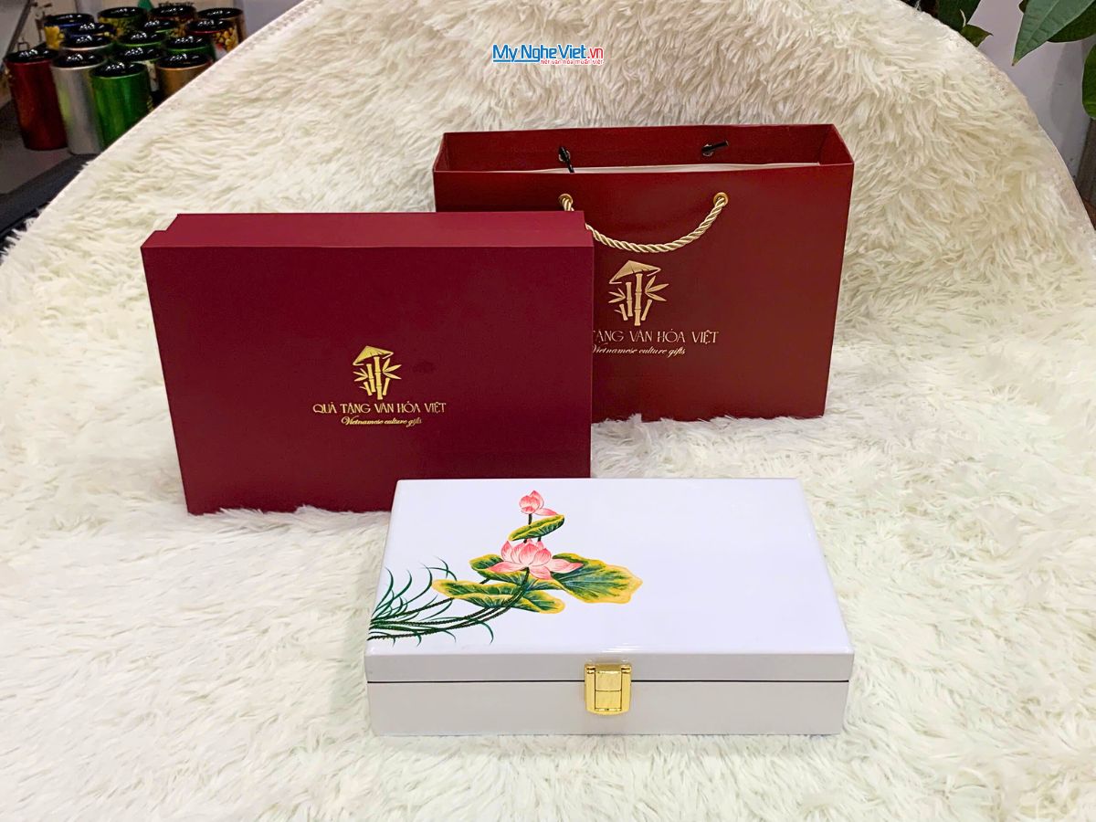 Quà Tặng Hộp Sơn Mài Hoa Sen & Khăn Lụa Hà Đông Cao Cấp CBKLNL89-2