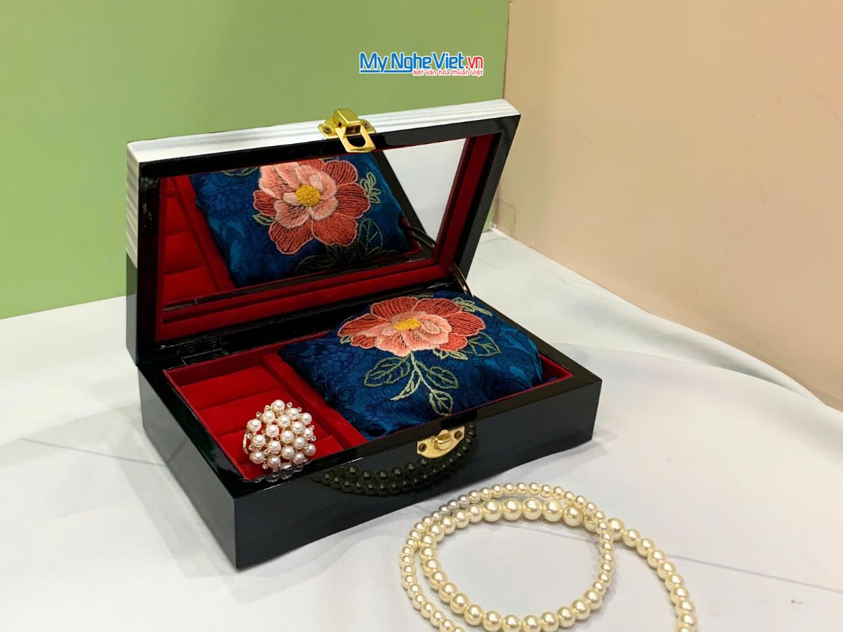 Quà Tặng Hộp Sơn Mài Đồng Quê & Khăn Lụa Thêu Hoa CBMNV-LNL45180.1