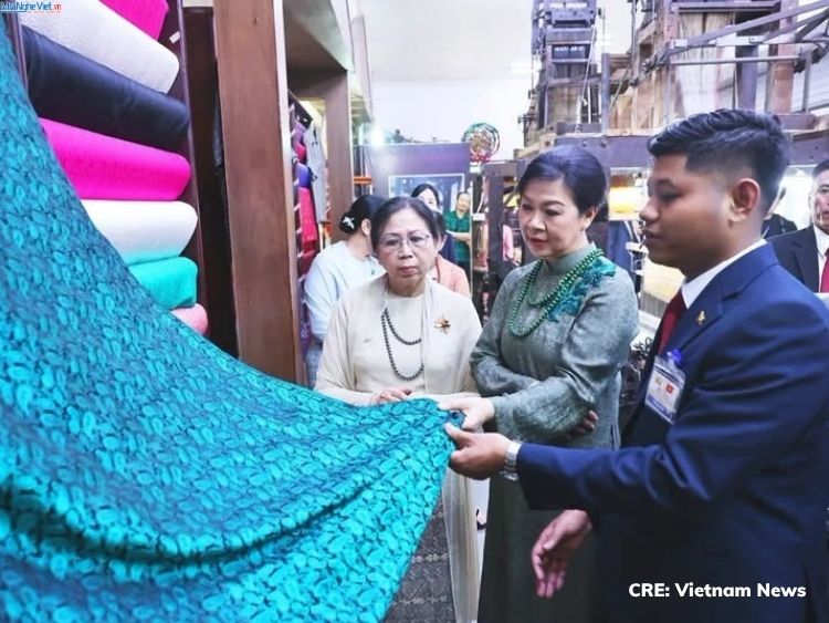https://hadongsilkvietnam.com/www/uploads/images/anh-tong-thong-myanmar-tham-lang-lua-ha-dong.jpg