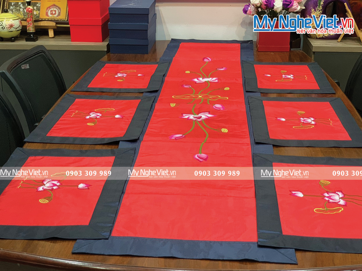 Bộ khăn lụa lót bàn ăn thêu sen đỏ MNV-KLTB13 (dài)