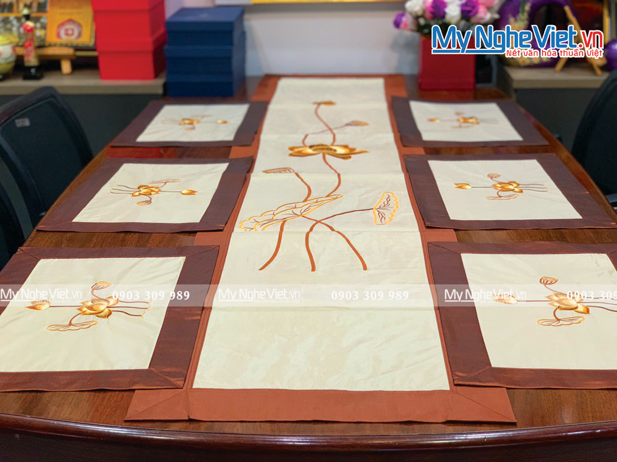 Bộ khăn lụa lót bàn ăn thêu hoa sen nâu vàng MNV-KLTB27 (dài)