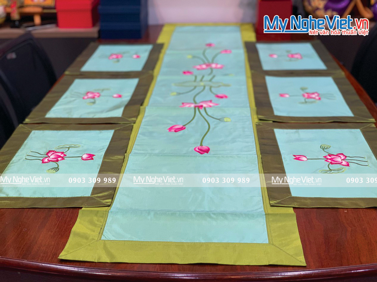 Bộ khăn lụa lót bàn ăn thêu sen xanh MNV-KLTB15 (dài)