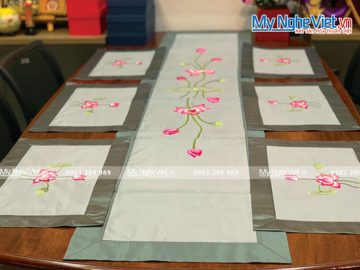 Bộ khăn lụa lót bàn ăn thêu hoa sen MNV-KLTB27-1 (dài)