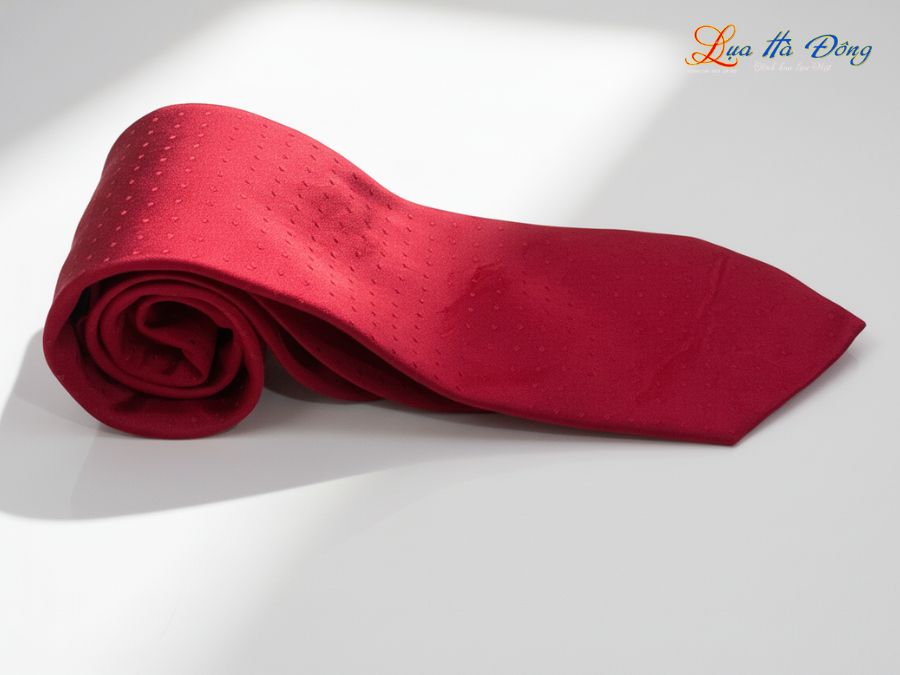 Cà vạt lụa tơ tằm họa tiết chấm bi đỏ MNV-CRV75