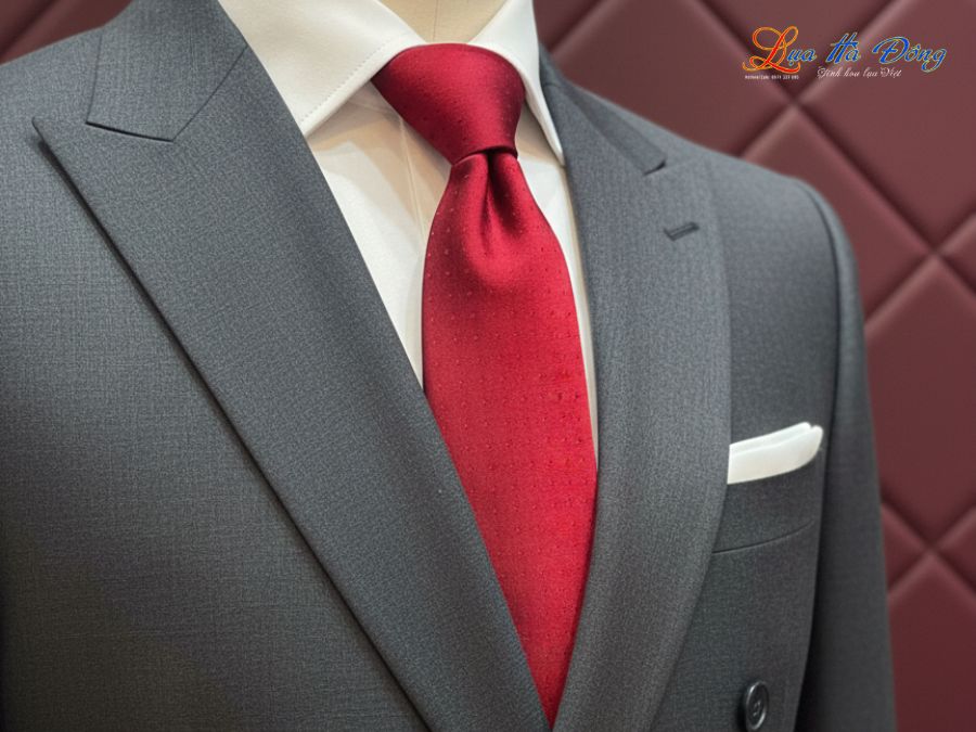 Cà vạt lụa tơ tằm họa tiết chấm bi đỏ MNV-CRV75