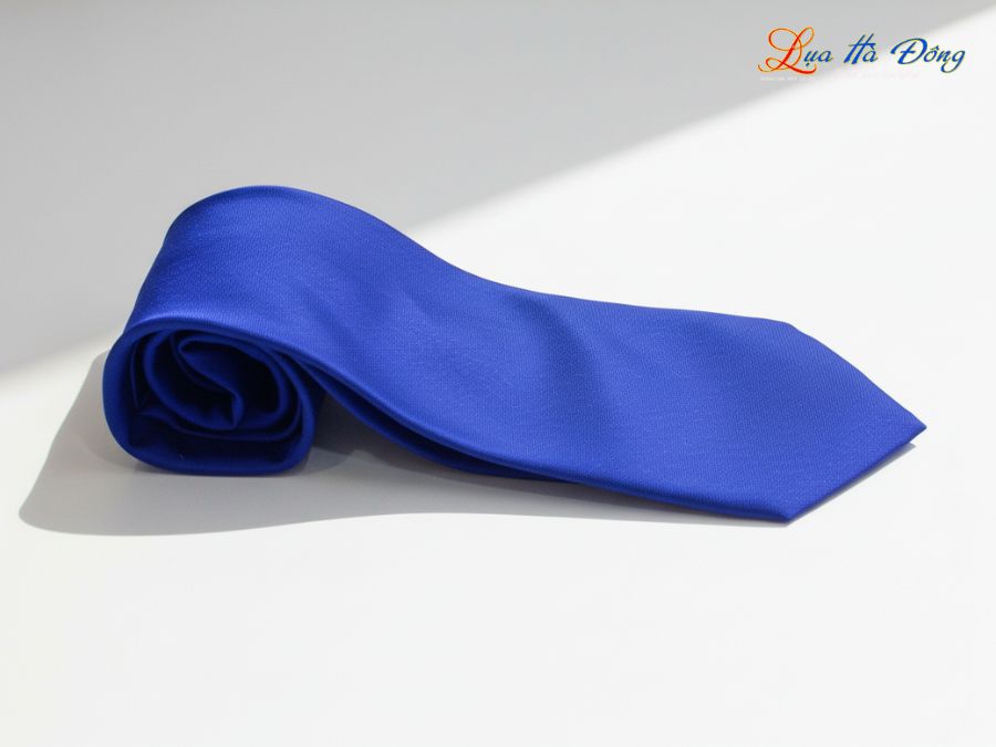Cà vạt lụa tơ tằm trơn màu xanh dương MNV-CRV30-1