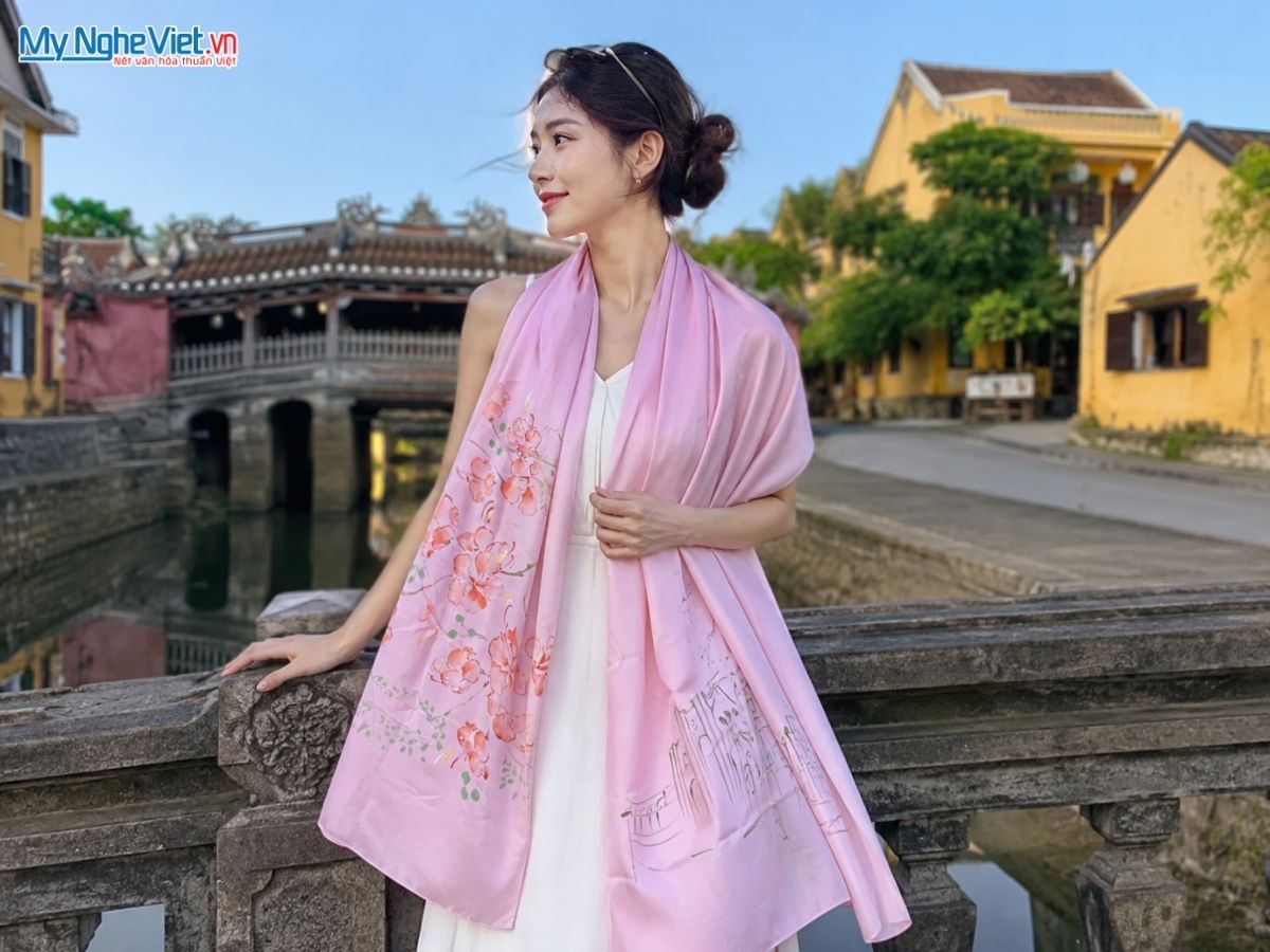 Khăn lụa tơ tằm vẽ tay chợ Bến Thành màu hồng 85x175cm MNV-PT70180/9