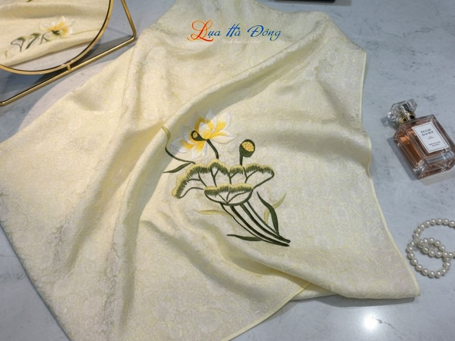 Khăn Lụa Vuông Tơ Tằm Thêu Hoa Sen Họa Tiết Hoa Cúc Màu Vàng Mỡ Gà KLTA9090/23