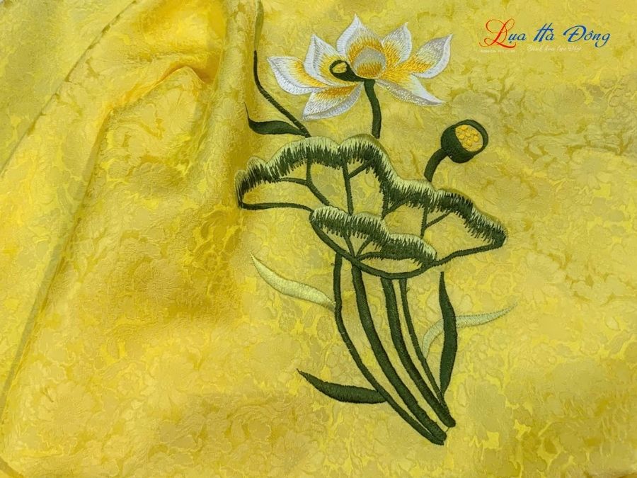 Khăn Lụa Vuông Tơ Tằm Thêu Hoa Sen Họa Tiết Hoa Cúc Vàng Tươi KLTA9090/24