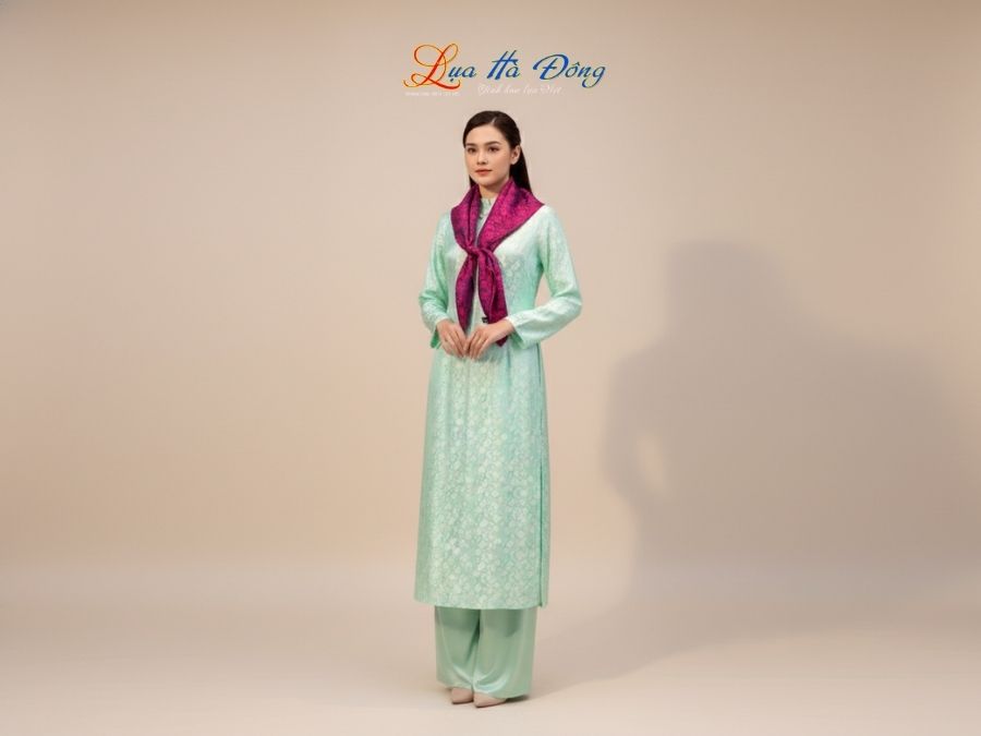 Khăn Lụa Vuông Tơ Tằm Thêu Hoa Sen Họa Tiết Hồng Thọ Màu Tím KLTA9090/26