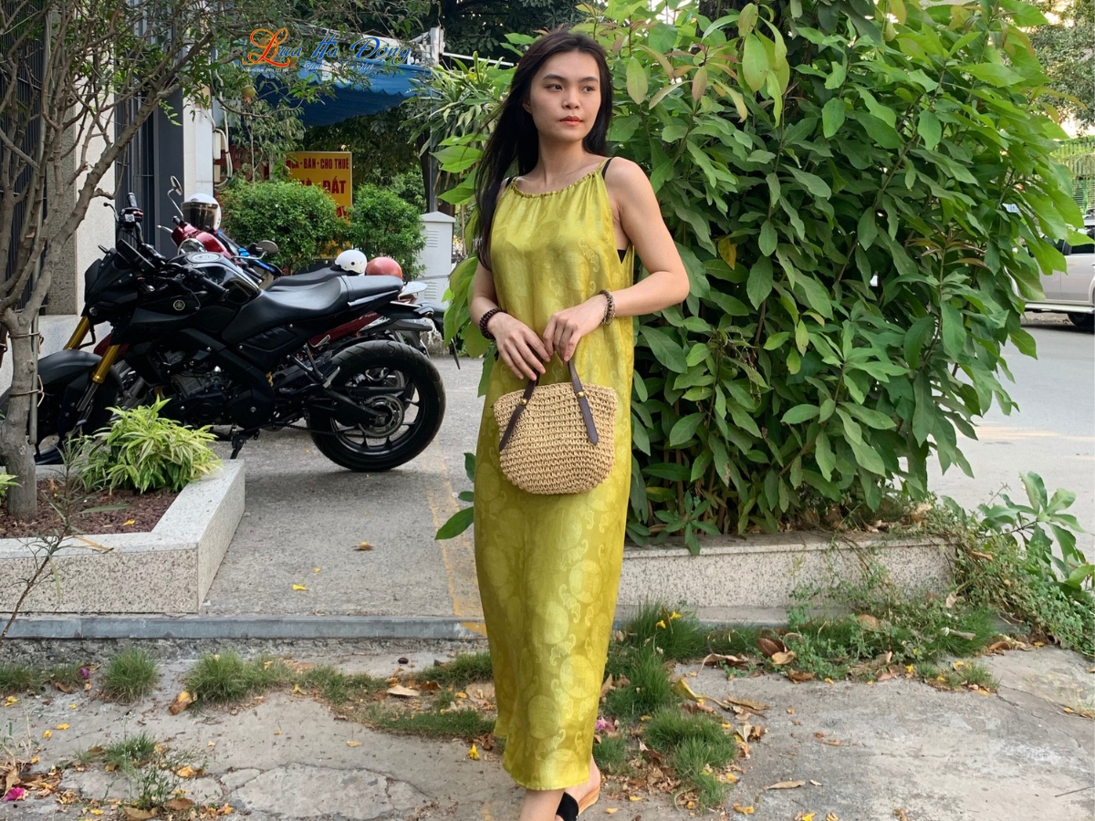 Váy May Sẵn - Váy Yếm Xanh Bơ Lụa Hà Đông MNV-TKLNL01-2