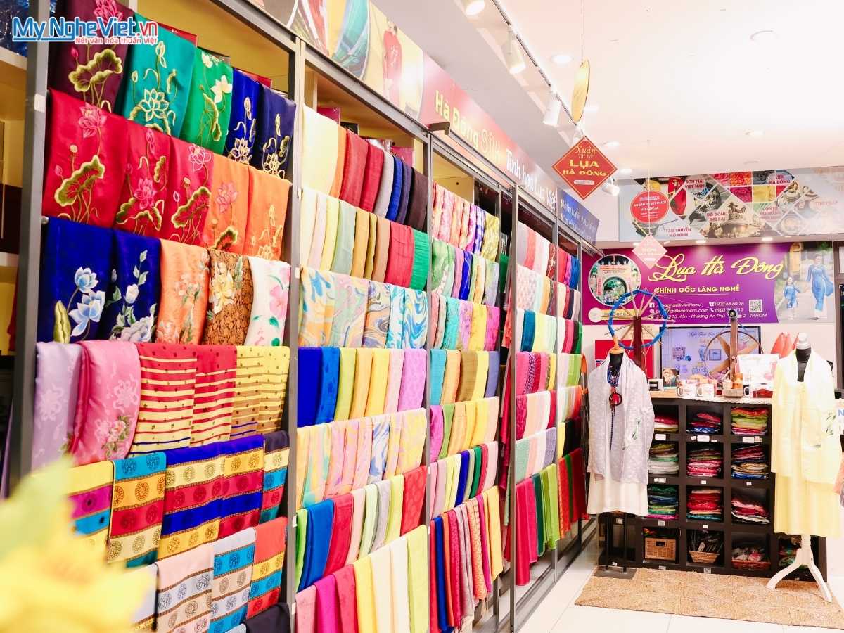 Khăn Lụa Đũi Thêu Tay Hoa Sen Màu Kem 40x200cm KLNC40200/9