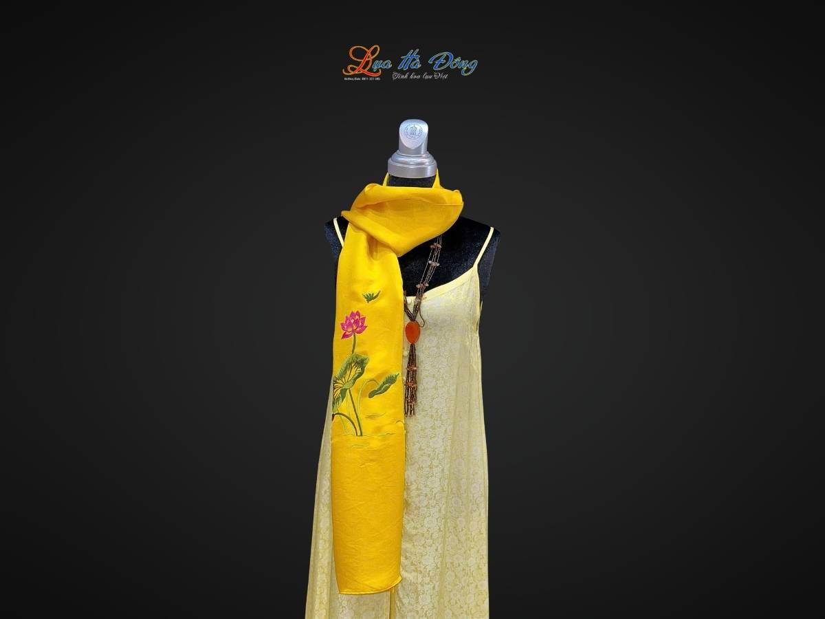 Khăn lụa trơn thêu sen vàng MNV-LNL45180/4