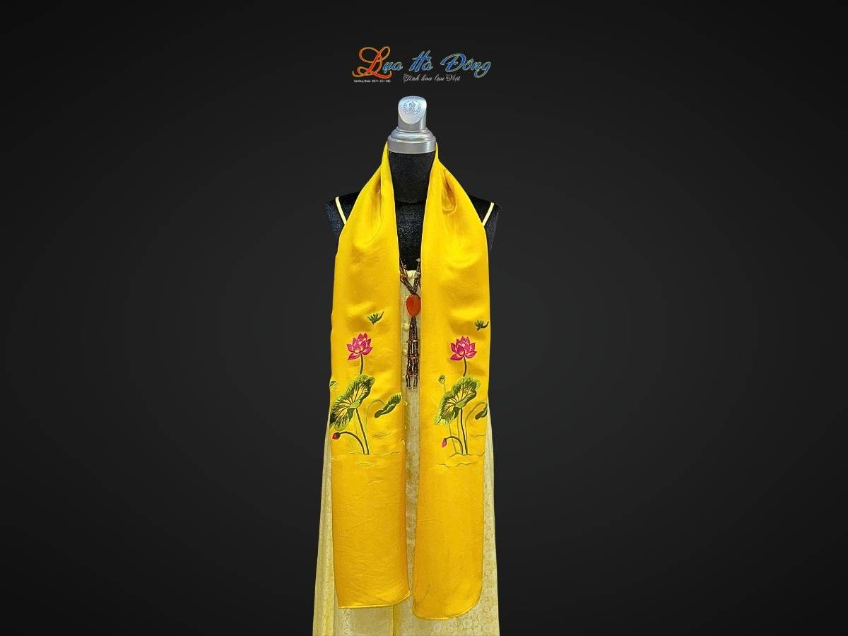 Khăn lụa trơn thêu sen vàng MNV-LNL45180/4 Khăn lụa trơn thêu sen vàng MNV-LNL45180/4