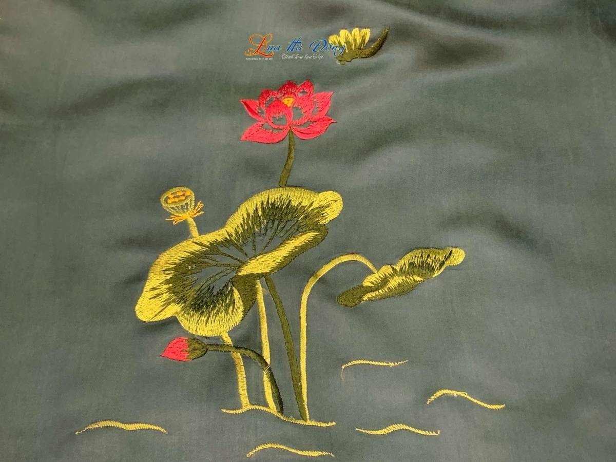 Khăn lụa trơn thêu sen xanh lá MNV-LNL45180/7